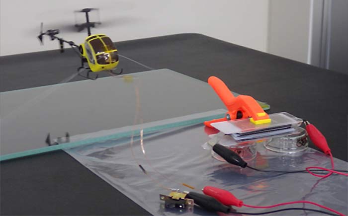スタックタイプのリチウム空気電池によるおもちゃのヘリコプターの動作実証実験