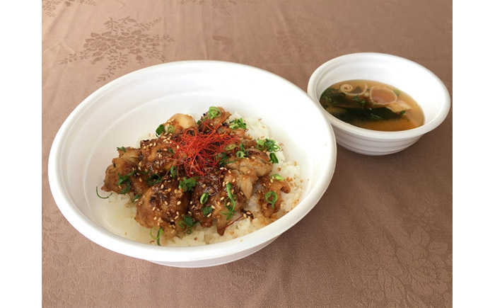 鶏もも肉のピリ辛丼 1,000円（税込）