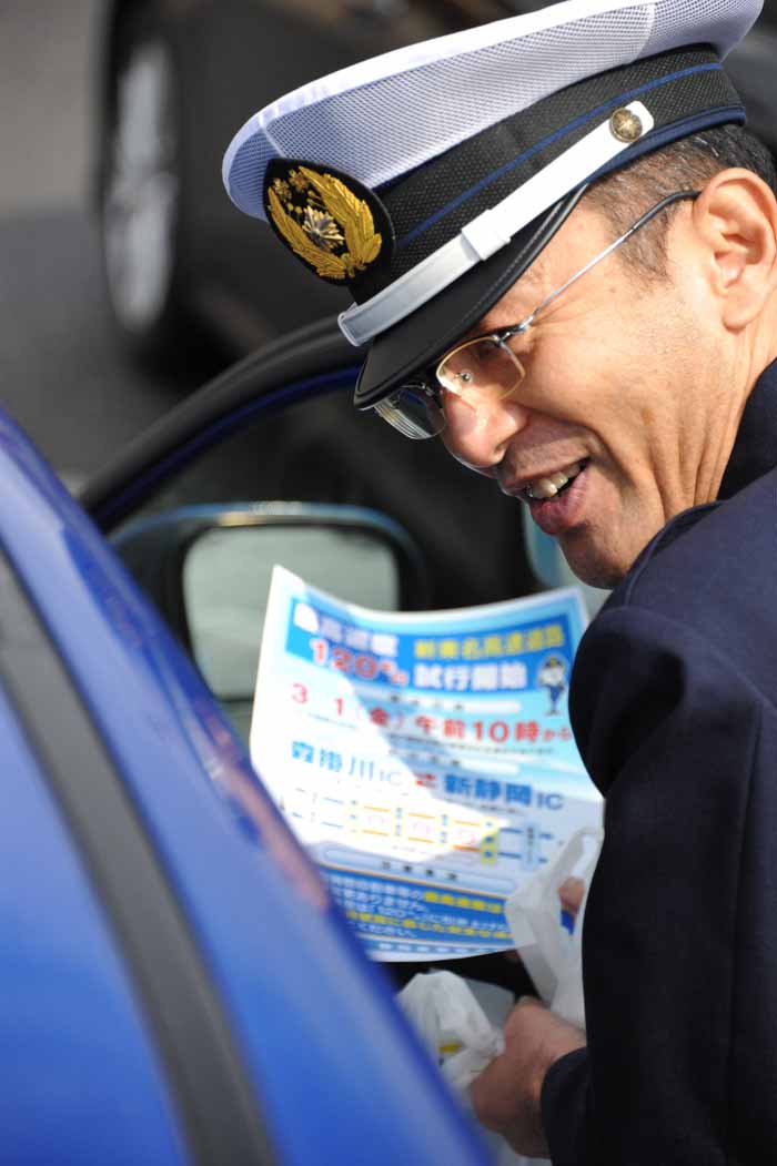 新東名藤枝パーキングエリアで運転者に注意を呼び掛ける静岡県警