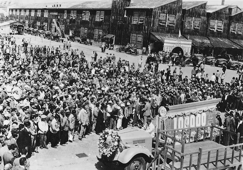 生産累計10万台達成の様子（1947年） 