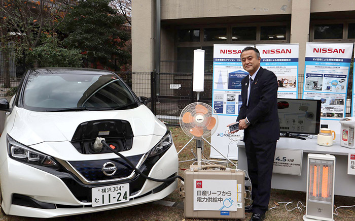 横浜市小林副市長による電気自動車からの給電デモンストレーションの様子