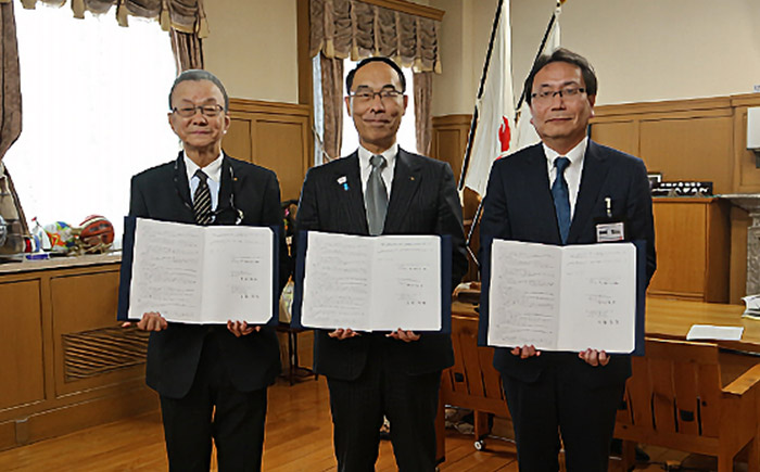 （左から）三菱自動車執行役員の印藤啓孝氏、埼玉県の大野元裕知事、東日本三菱自動車販売社長の長田昭夫氏。