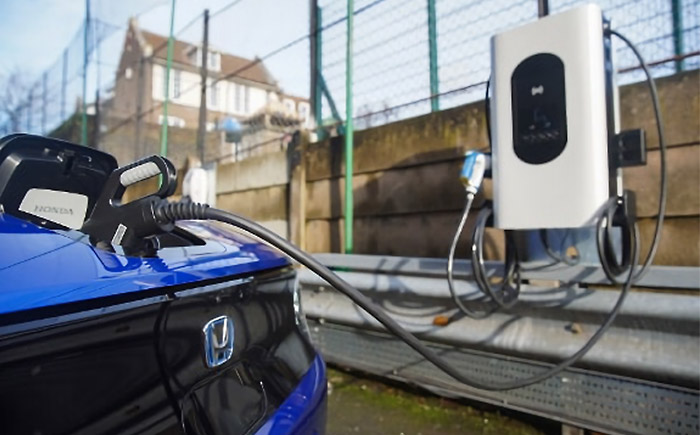 ロンドン・イズリントン特別区に設置された双方向充電器 sospeso & charge