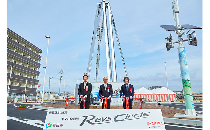 御厨駅開業式（3月7日）でのテープカットの様子（左から、渡部修 磐田市長、日髙祥博 代表取締役社長、長屋明浩 執行役員デザイン本部長）。