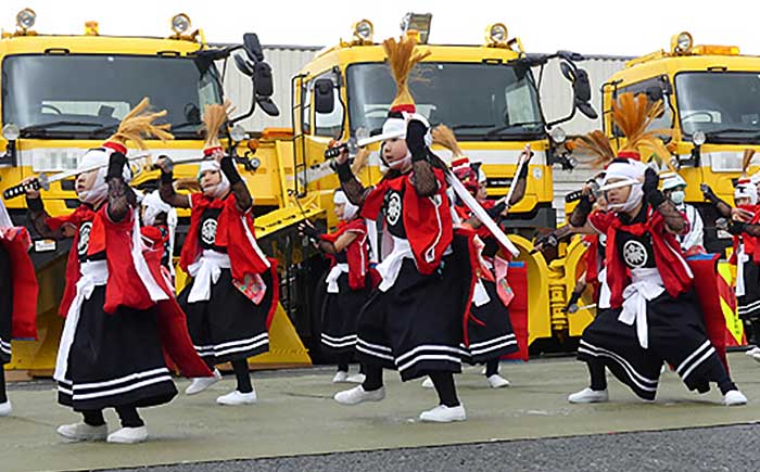 やさか幼稚園園児が、谷地鬼剣舞保存会の指導を受けて練習した「やさか子ども鬼剣舞」を披露。