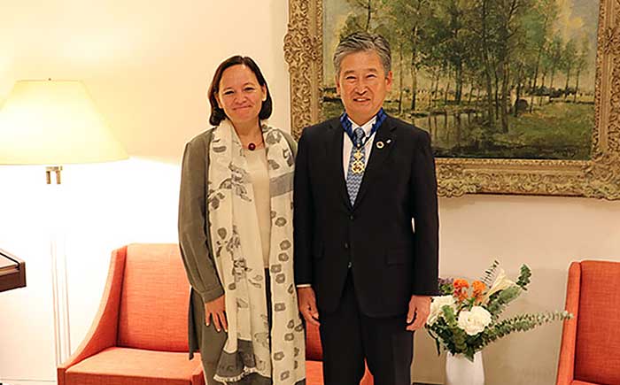 ロクサンヌ・ドゥ・ビルデルリング駐日ベルギー大使（左）と大島会長（右）。