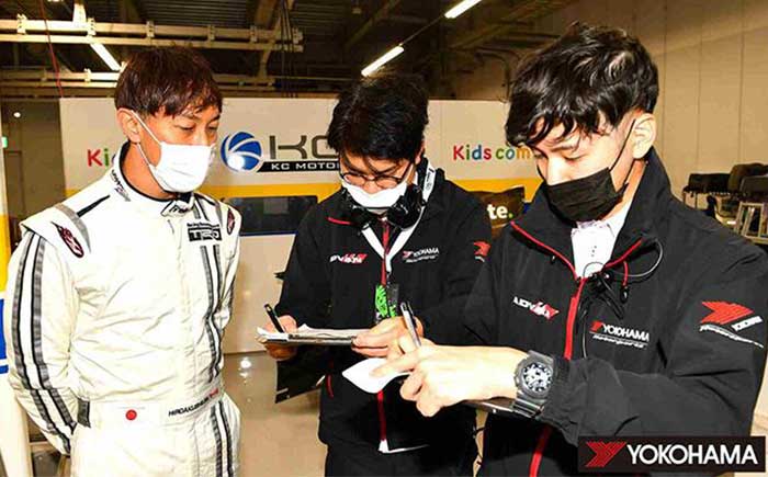 テストドライバーを務めた石浦宏明選手（左）と開発者。