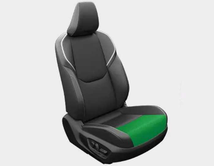 「導電性表皮材」を運転席の一部に使用（緑色の部分）し、除電機能を付加された新型プリウスの除電スタビライジングプラスシート。
