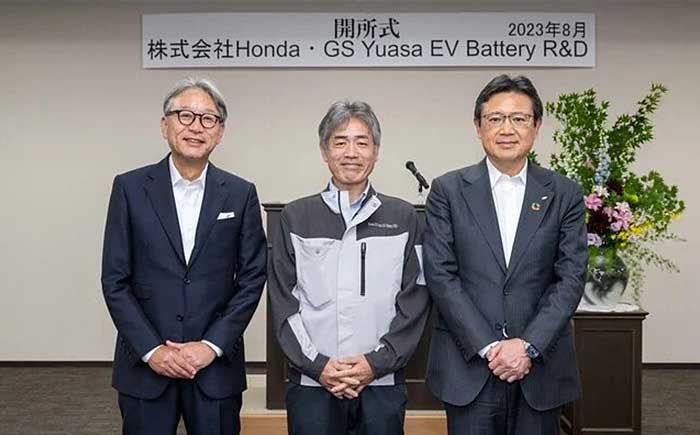 ホンダの三部社長（左）とホンダ・GSユアサEVバッテリーR&Dの山本社長（中央）、GSユアサの村尾社長（右）。